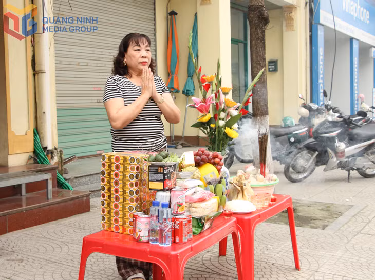 Nhân dân địa phương thành tâm làm lễ tại gia đình, khu phố để tưởng nhớ các vị anh hùng có công trong sự nghiệp chống giặc ngoại xâm, bảo vệ độc lập, chủ quyền của đất nước.