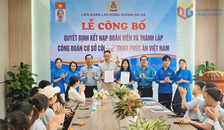 Lãnh đạo Công ty TNHH Phúc Ân Việt Nam và Công đoàn Công ty ký kết thỏa ước lao động năm 2025.