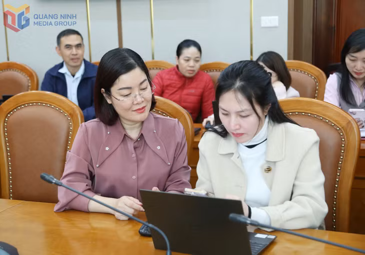 Cán bộ TP Hạ Long thực hành sử dụng trí tuệ nhân tạo (AI) cho công việc.
