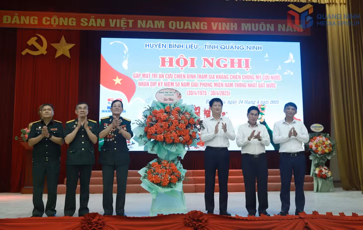 Lãnh đạo huyện tặng hoa chúc mừng.