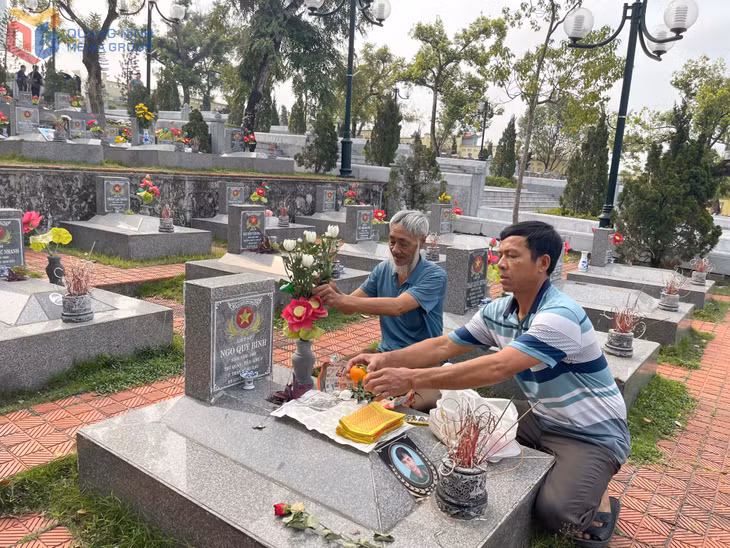Thân nhân Anh hùng liệt sĩ thắp hương tưởng nhớ tại Nghĩa trang Liệt sĩ Hà Tu (TP Hạ Long).