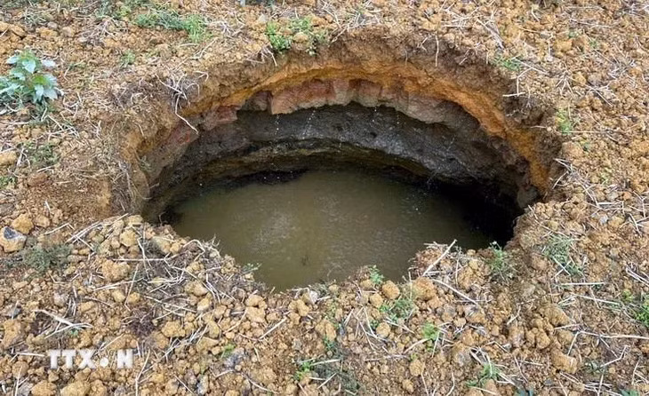 Hố sụt mới có hình tròn, đường kính khoảng 2m, sâu khoảng 6m. (Ảnh: Nguyễn Công Hải/TTXVN)