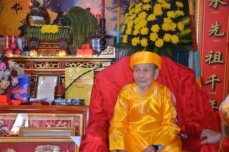Cụ Lê Bá Thạch là một trong những chiến sỹ Vệ quốc quân đầu tiên của Đại đội Bạch Đằng thành lập năm 1946 tham gia kháng chiến chống Pháp. Ảnh gia đình cung cấp