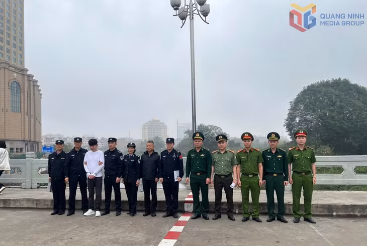 Bàn giao đối tượng truy nã Ai Shaoyuan tại Cửa khẩu quốc tế Móng Cái.
