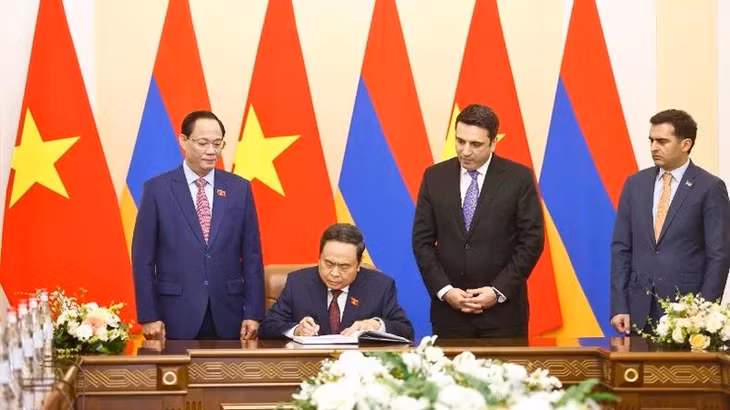 Chủ tịch Quốc hội Trần Thanh Mẫn viết lưu bút tại Tòa nhà Quốc hội Armenia. (Ảnh: TTXVN)