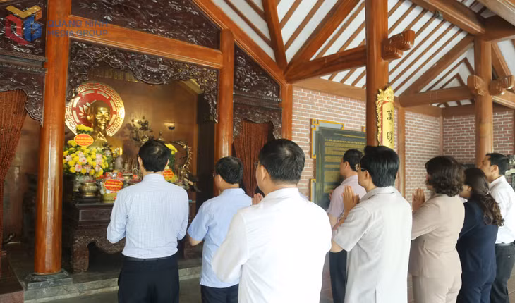 Đoàn đại biểu tỉnh dâng hương tại Nhà tưởng niệm Bác Hồ ở Nghĩa trang Liệt sỹ quốc gia Trường Sơn.