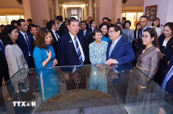 Thủ tướng Phạm Minh Chính và Phu nhân cùng Thủ tướng Nhật Bản Ishiba Shigeruvà Phu nhân tham quan Bảo tàng Lịch sử quốc gia. (Ảnh: Dương Giang/TTXVN)
