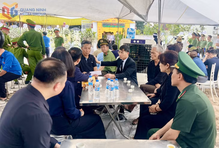 Đoàn lãnh đạo Tỉnh uỷ, HĐND, UBND, UB MTTQ tỉnh, Đoàn ĐBQH tỉnh Quảng Ninh chia sẻ với nỗi mất mát của gia đình.