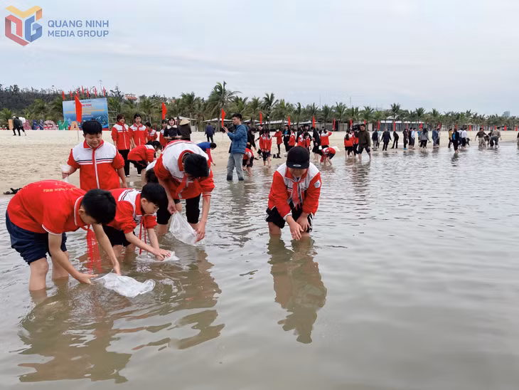 Đông đảo nhân dân, các em học sinh trên địa bàn phường Tuần Châu tham gia thả giống thủy sản tại buổi lễ.