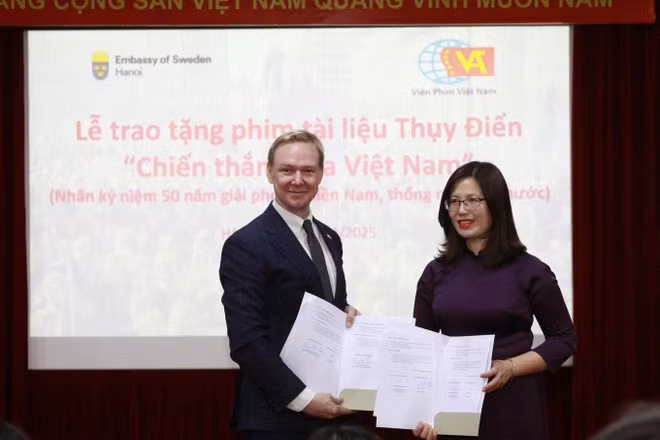 Ông Oscar Staffas Edström - trưởng bộ phận thương mại và xúc tiến Đại sứ quán Thụy Điển tại Việt Nam - trao quyết định tặng phim cho bà Lê Thị Hà - Viện trưởng Viện Phim Việt Nam. (Nguồn: Đại sứ quán Thụy Điển tại Việt Nam)