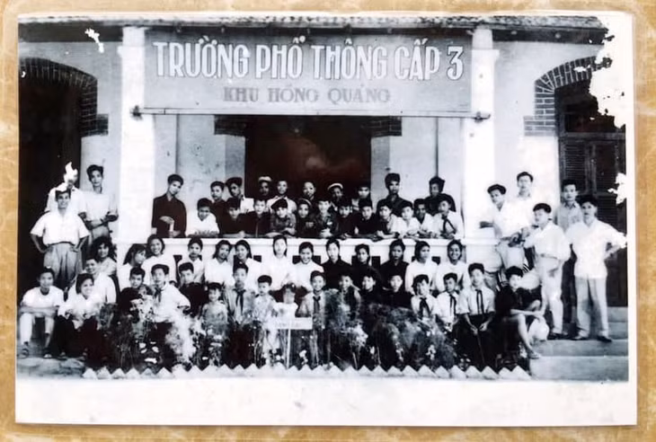 Trường cấp II, III Khu Hồng Quảng năm 1960 (Ảnh nhà trường cung cấp)
