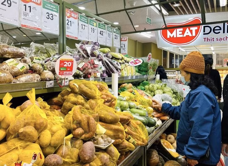 Người tiêu dùng yên tâm mua sắm tại siêu thị do nguồn cung dồi dào, giá ổn định. Ảnh: Đức Vân