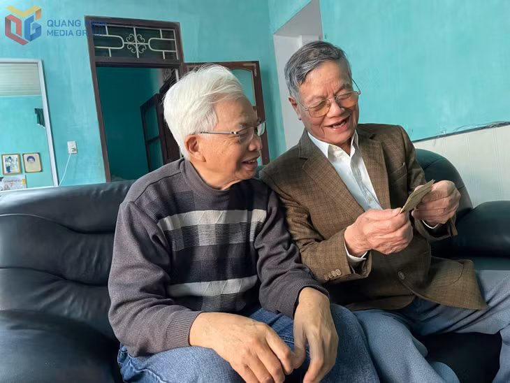 Tác giả (bên trái) và ông Ngô Mão.