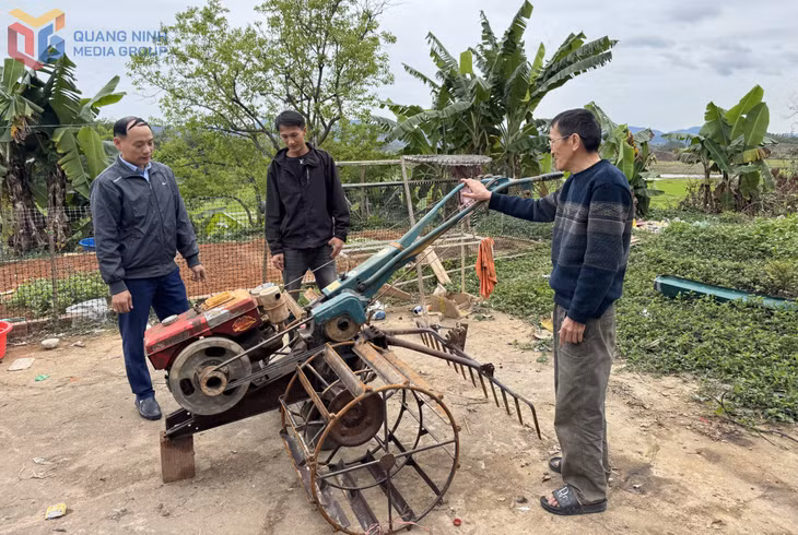 Anh Trần Văn An (giữa) xã Bình Dân, huyện Vân Đồn được Nhà nước hỗ trợ chiếc máy cày, bừa để tạo thêm việc làm.