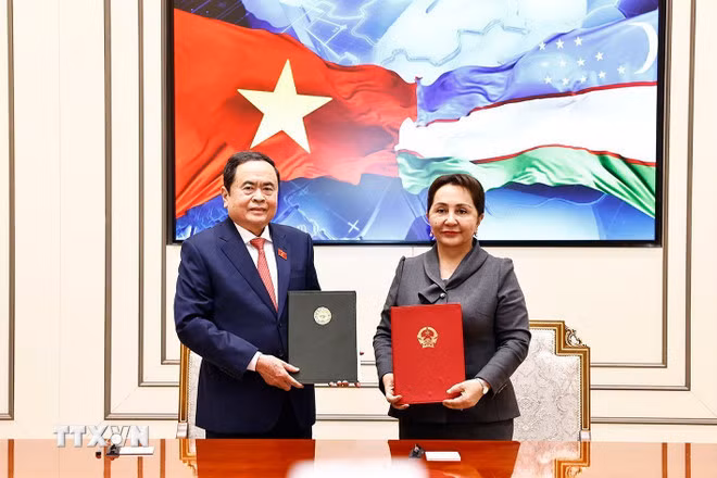 Chủ tịch Quốc hội Trần Thanh Mẫn và Chủ tịch Thượng viện Uzbekistan Tanzila Narbaeva ký kết văn kiện hợp tác giữa Quốc hội hai nước. (Ảnh: Doãn Tấn/TTXVN)