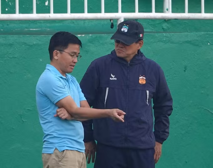 Trưởng đoàn Nguyễn Tấn Anh (trái) và Giám đốc kỹ thuật Vũ Tiến Thành (phải) của HAGL. Ảnh: HAGL FC