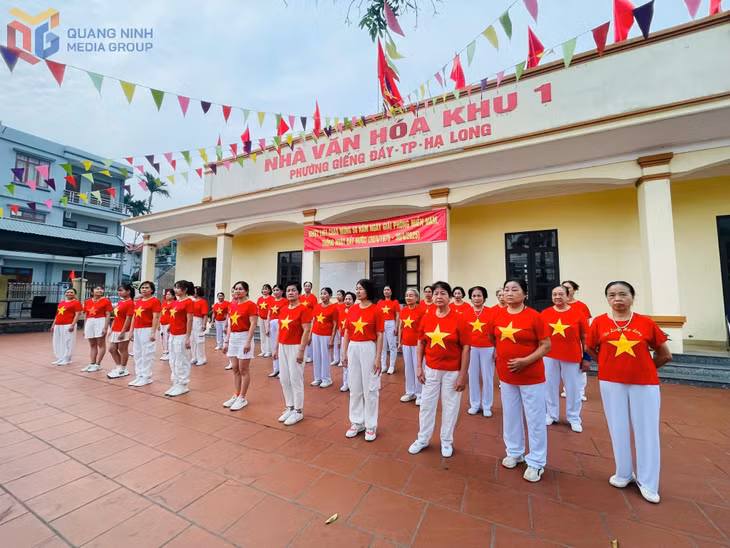 Người dân hào hứng nhảy dân vũ tại nhà văn hóa khu 1, phường giếng Đáy, TP Hạ Long.