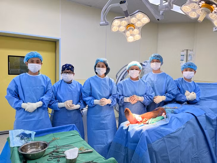 Ê kíp thực hiện ca mổ cho tiền đạo Bùi Vĩ Hào - Ảnh: NVCC