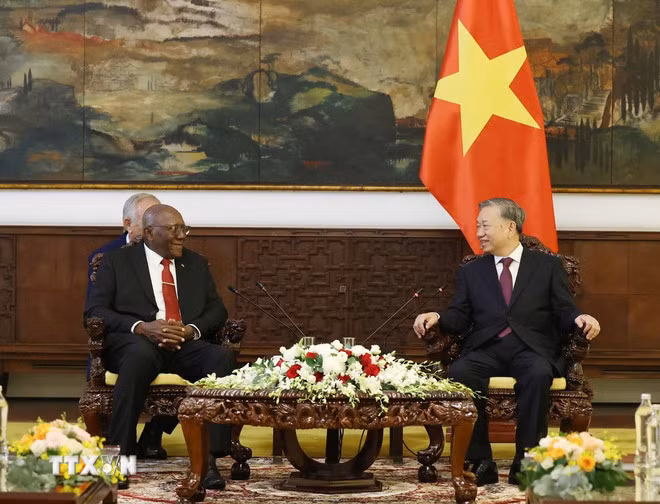 Tổng Bí thư Tô Lâm tiếp đồng chí Salvador Valdes Mesa, Ủy viên Bộ Chính trị, Phó Chủ tịch nước Cộng hòa Cuba. (Ảnh: Thống Nhất/TTXVN)