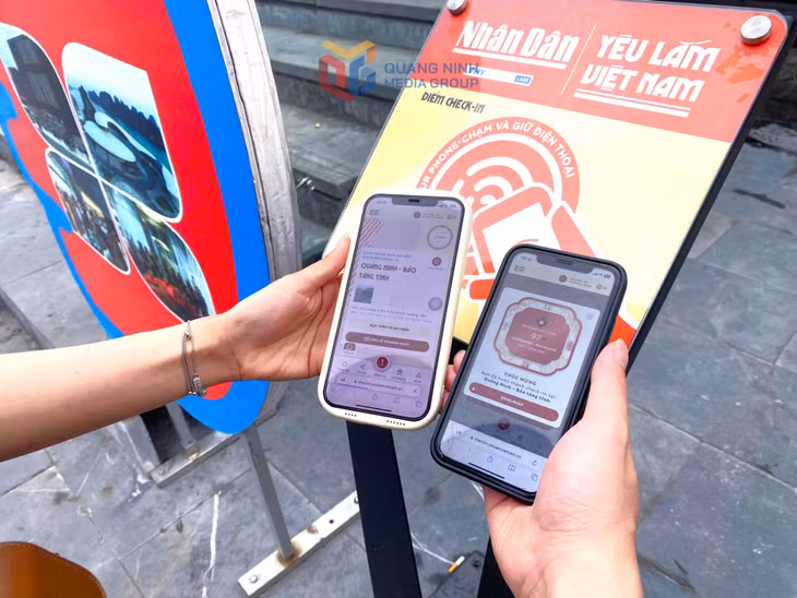 Chỉ với một chạm điện thoại kết nối NFC, du khách đã có thể truy cập các thông tin về điểm du lịch. 