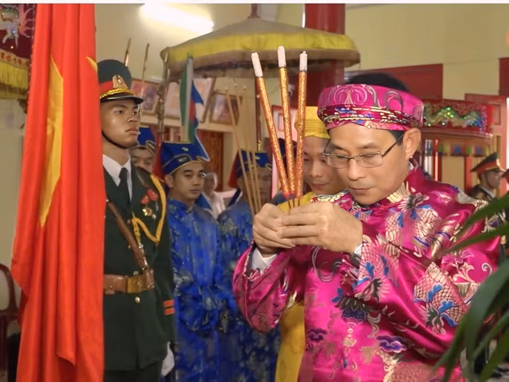 Các nghi thức dâng hương tại Đền Hùng Vương ở TP. Nha Trang được tổ chức trang trọng.