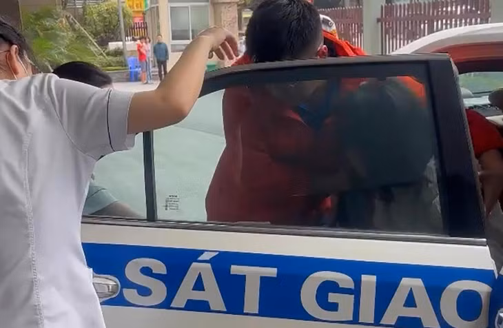 CSGT kịp thời dùng ô tô đặc chủng đưa sản phụ đến bệnh viện. Ảnh chụp màn hình