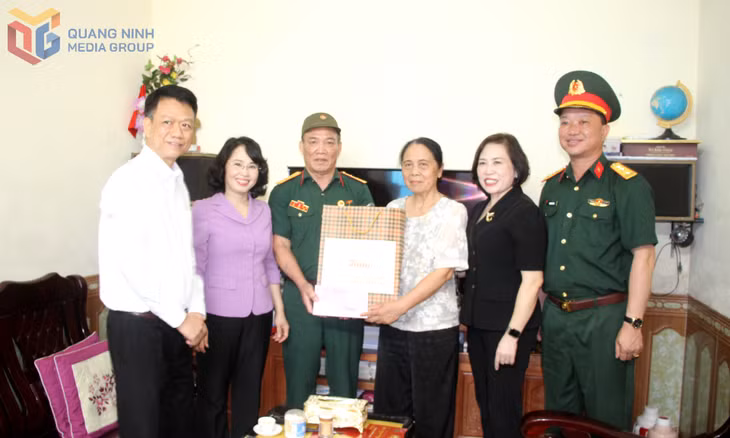 Đồng chí Trịnh Thị Minh Thanh, Phó Bí thư Thường trực Tỉnh ủy, Chủ tịch HĐND tỉnh, thăm hỏi, tặng quà ông ông Lê Đức Khoái, trú tại Tổ 5, khu Dốc Thông, phường Cẩm Tây. 