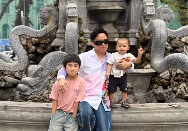 Tùng Dương và hai con trai. (Ảnh: NVCC)