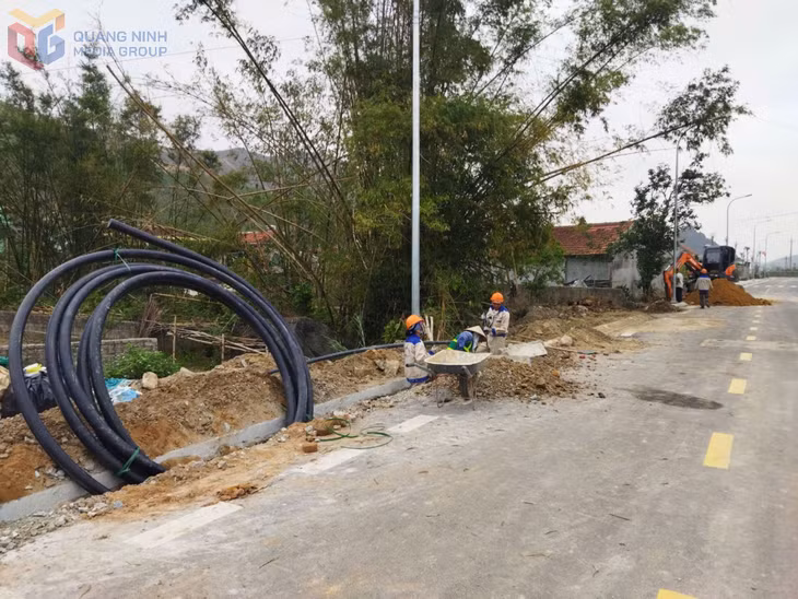 Đơn vị thi công lắp đặt các tuyến ống dịch vụ đưa nước về các khu dân cư thôn 1, xã Dân Chủ.
