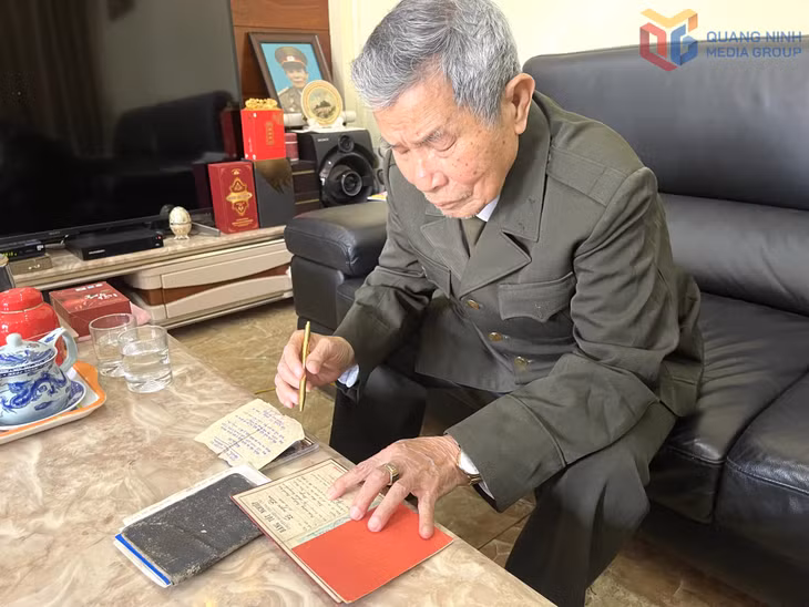 Ông Lê Ngọc Lâm (khu 4, phường Hồng Hà, TP Hạ Long), nguyên cán bộ Trung đoàn 244 xem lại những kỷ vật trong quá trình tham gia cách mạng.