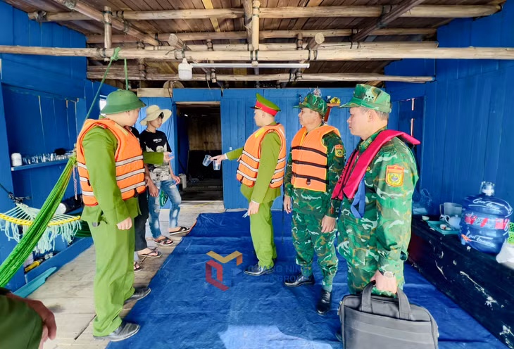 Trạm kiểm soát BP Hà An (Đồn BPCK cảng Hòn Gai) và Công an phường Hà An (TX Quảng Yên) phối hợp xét nghiệm ma túy đối với thuyền viên, nhân viên trên các tàu, bè NTTS.