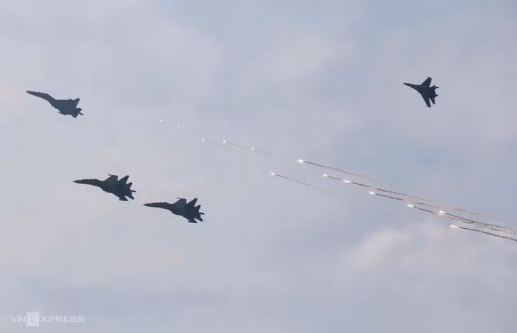 Khoảnh khắc biên đội 4 chiếc Su-30 chao lượn bên bẫy nhiệt.