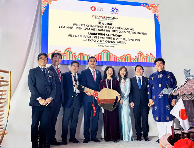 Bà Nguyễn Phương Hòa tặng quà lưu niệm cho các khách mời Nhật Bản là đại diện của chính quyền Osaka và Ban Tổ chức EXPO 2025. (Ảnh: Cục Hợp tác Quốc tế)