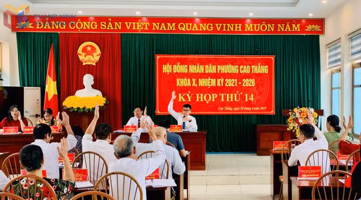 Đại biểu HĐND phường biểu quyết thông qua dự thảo Nghị quyết 