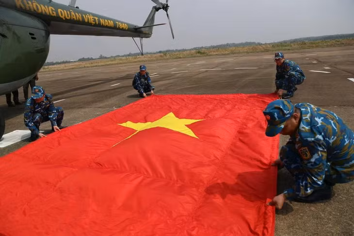 Trực thăng bay kéo cờ trên bầu trời Biên Hòa chuẩn bị cho lễ diễu binh 30-4 - 5