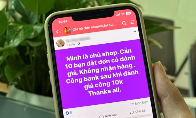 Một bài đăng tìm người đặt hộ đơn trên Facebook. Ảnh: Lưu Quý