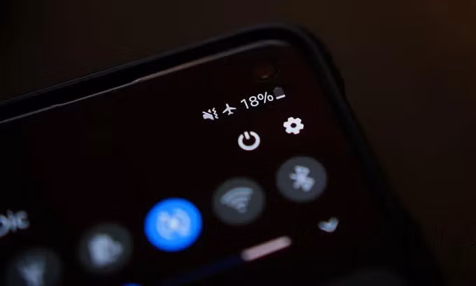Biểu tượng dung lượng pin hiển thị của một mẫu smartphone Samsung. Ảnh: Makeuseof