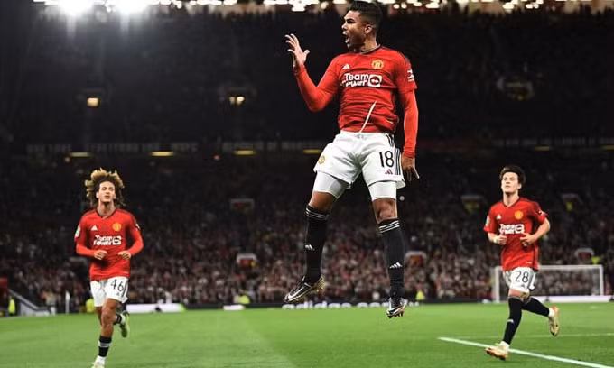 Casemiro chia vui sau khi ghi bàn thứ hai cho Man Utd. Ảnh: Reuters