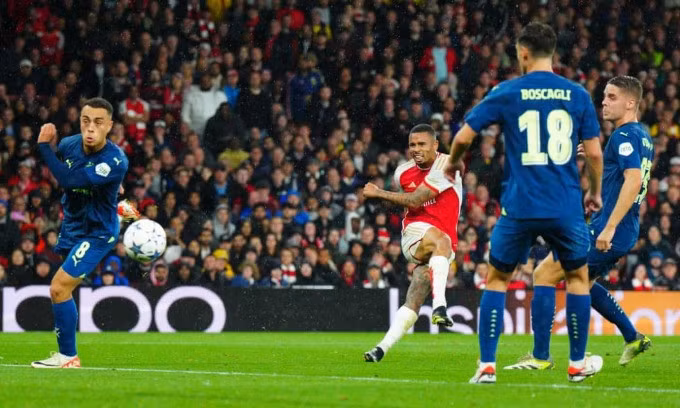 Gabriel Jesus dứt điểm chân trái trong khu vực 16m50, nâng tỷ số lên 3-0. Ảnh: Shutterstock