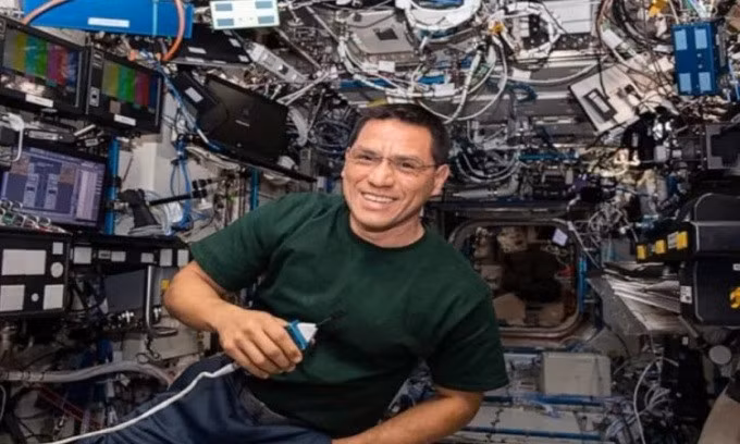 Phi hành gia Frank Rubio trên trạm ISS. Ảnh: NASA