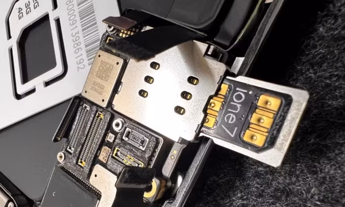 Sim ghép cùng khay sim được "độ" trên iPhone 14 Pro Max Mỹ lock. Ảnh: Quách Minh Hiếu