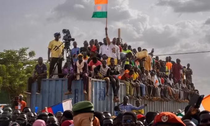 Người biểu tình tập trung trước đại sứ quán Pháp ở thủ đô Niamey của Niger sau cuộc đảo chính hồi tháng 7. Ảnh: BBC