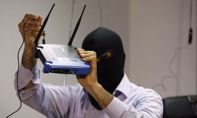 Hacker có thể xâm nhập mạng Wi-Fi gia đình và đánh cắp dữ liệu từ thiết bị kết nối với mạng đó. Minh họa: AFP