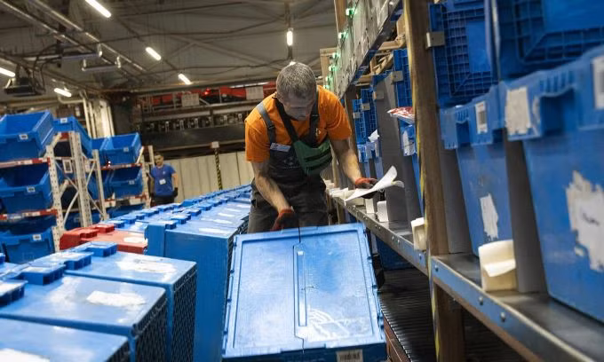 Nhân viên làm việc tại một bưu cục của Nova Poshta tại Kiev. Ảnh: WSJ
