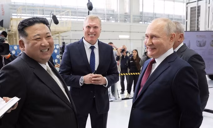 Tổng thống Nga Vladimir Putin (phải) và lãnh đạo Triều Tiên Kim Jong-un tại Vostochny Cosmodrome, sân bay vũ trụ hiện đại nhất của Nga, ngày 13/9. Ảnh: KCNA