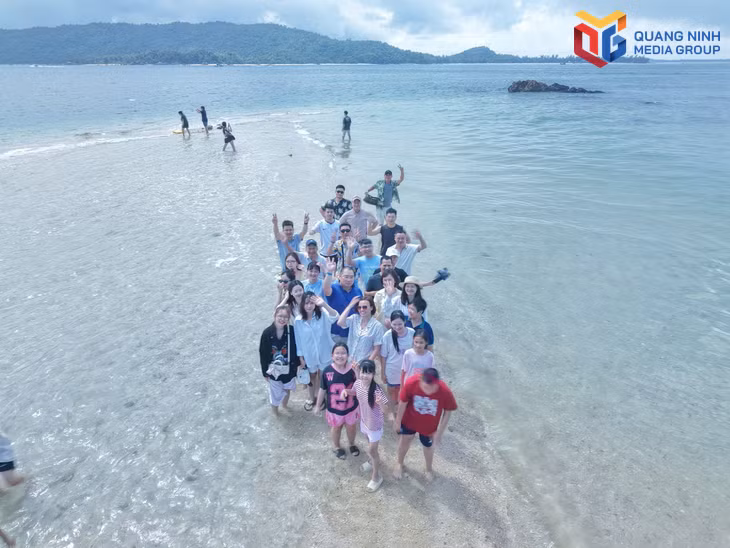 Anh Phạm Ngọc Sơn cùng nhóm bạn lưu lại khoảnh khắc tại Con đường Tùy duyên - Hòn Cá Chép trong hành trình khám phá Cô Tô.