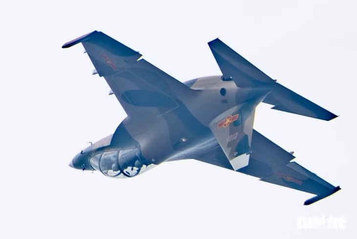 Yak-130 với màn khoan xoắn, nhào lộn - Ảnh: NAM TRẦN