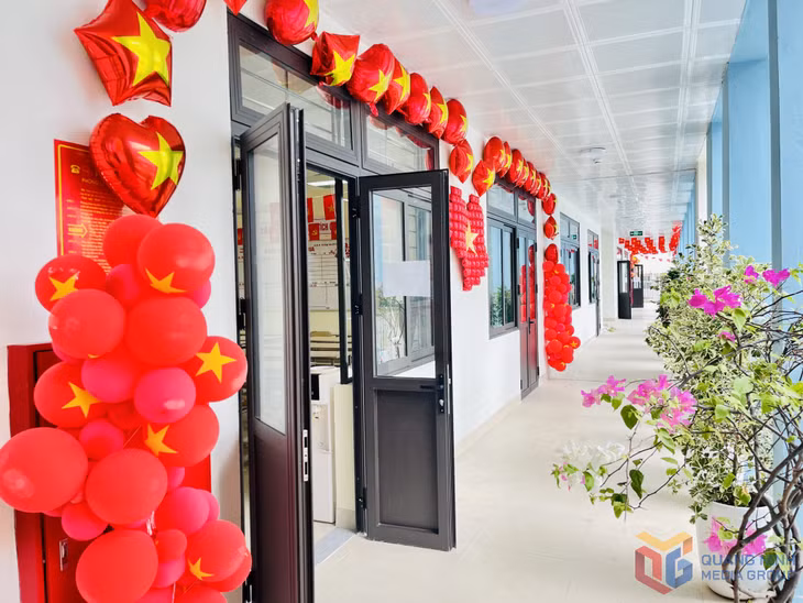 Các lớp học được trang trí rực rỡ để chào mừng kỷ niệm 80 năm Cách mạng Tháng Tám, Quốc khánh 2/9 và năm học mới.