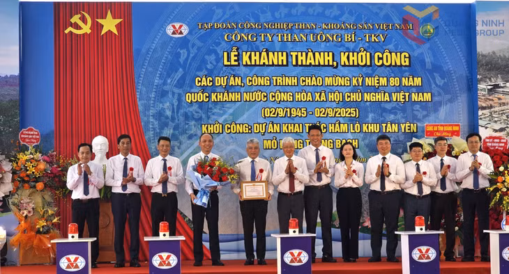Dịp này, Tập đoàn Công nghiệp Than - Khoáng sản Việt Nam đã khen thưởng các cá nhân, tập thể Công ty Than Uông Bí –TKV có thành tích trong công tác chuẩn bị đầu tư, khởi công Dự án khai thác hầm lò Tân Yên mỏ Đông Tràng Bạch.