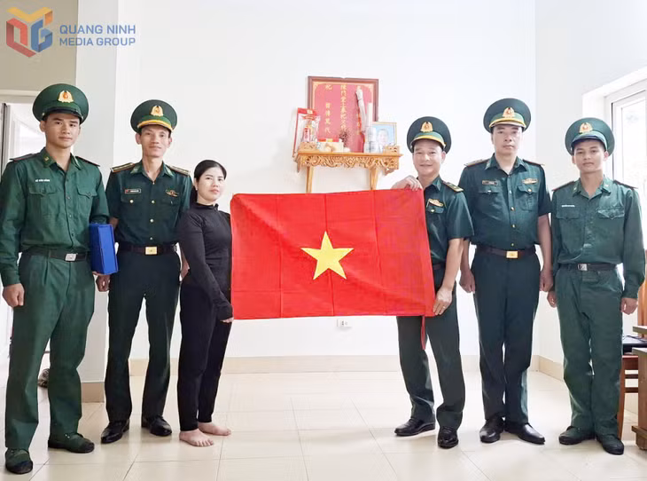 Đồn Biên phòng Đảo Trần tặng cờ Tổ quốc cho người dân trên đảo.